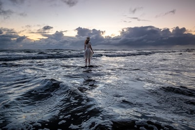 女人站在海滨日出
